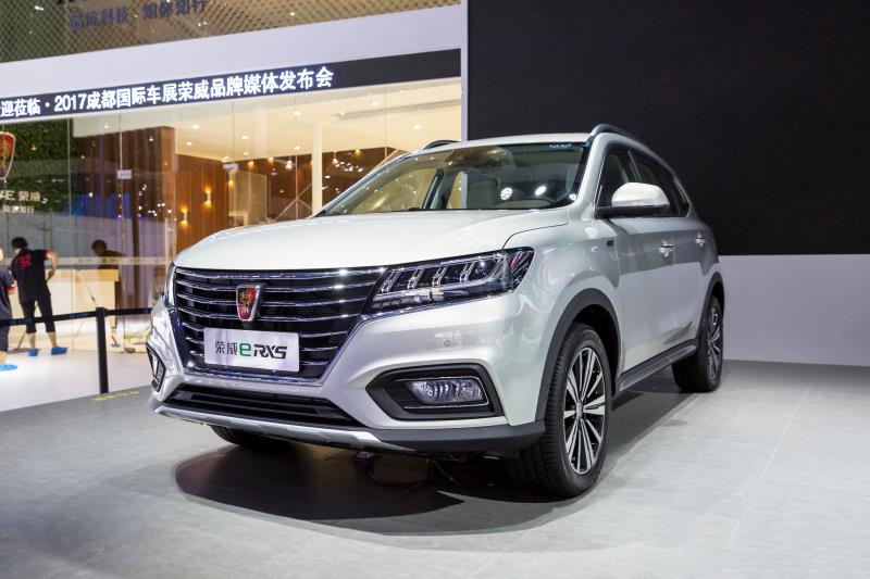 全新榮威950、榮威e950定義“高級轎車” 成都車展亮相售價16.88萬起 互聯(lián)網(wǎng)汽車上市一周年 系統(tǒng)升級帶來顛覆式進化